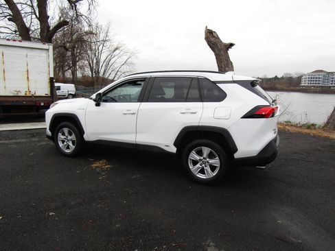 Used 2021 Toyota RAV4 LE image 5
