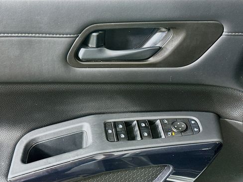 Used 2025 Nissan Pathfinder SV FWD image 15