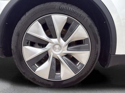 Used 2024 Tesla Model Y 2WD image 13