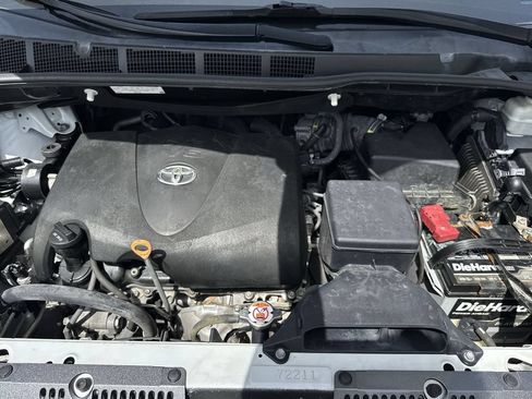 Used 2020 Toyota Sienna XLE w/ XLE Navigation Package FWD image 58