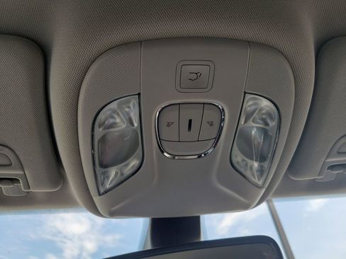 Used 2017 Jeep Compass Latitude w/ Cold Weather Group FWD image 22