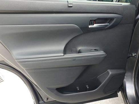 Used 2022 Toyota Highlander XLE image 16