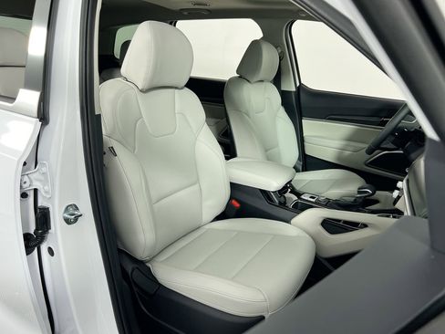 Certified 2025 Kia Telluride S FWD image 32