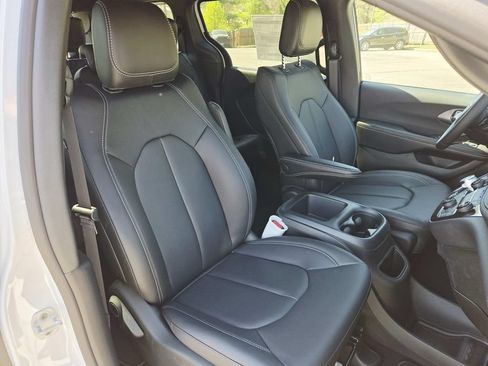 New 2026 Chrysler Pacifica Select FWD image 17