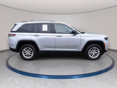 Used 2023 Jeep Grand Cherokee Laredo X AWD/4WD image 5