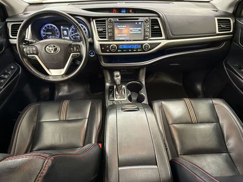 Used 2019 Toyota Highlander SE FWD image 17