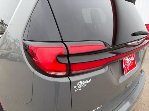 Used 2022 Chrysler Pacifica Touring AWD/4WD image 20