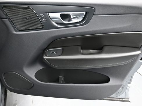 Used 2019 Volvo XC60 T6 Momentum w/ Multimedia Package image 20