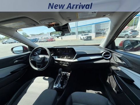 Used 2025 Chevrolet Trax LT FWD image 3
