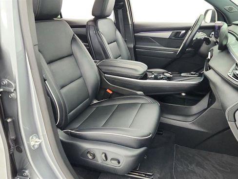 Used 2025 Buick Enclave Preferred FWD image 36