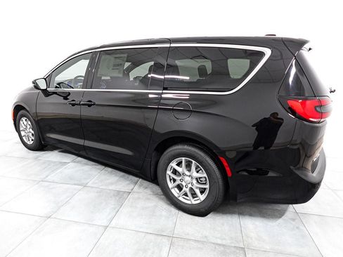 New 2027 Chrysler Pacifica Select FWD image 5