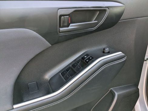 Used 2024 Toyota Highlander LE image 14