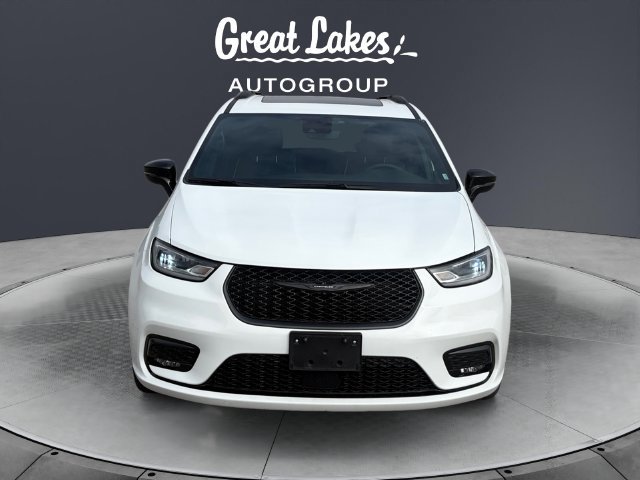 Used 2025 Chrysler Pacifica Limited FWD image 8