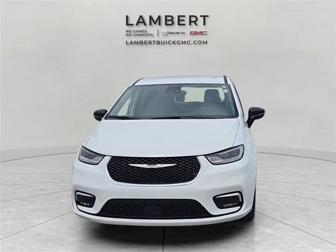 Used 2024 Chrysler Pacifica Touring-L image 8