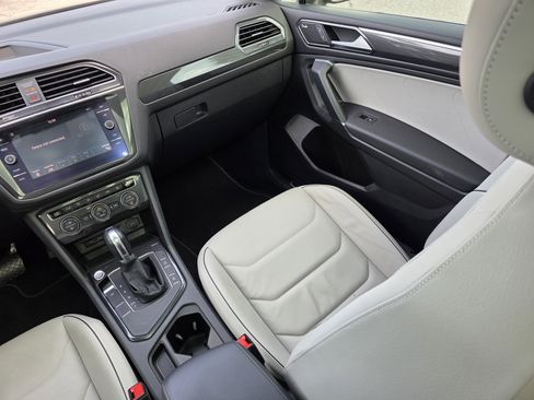 Used 2018 Volkswagen Tiguan SEL Premium image 16