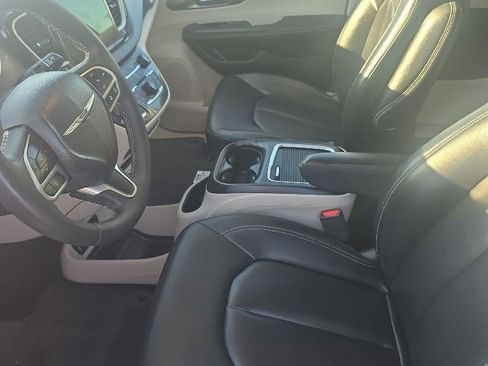 Used 2023 Chrysler Pacifica Touring-L FWD image 10