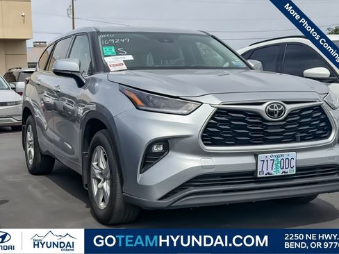 Used 2021 Toyota Highlander LE AWD/4WD image 1