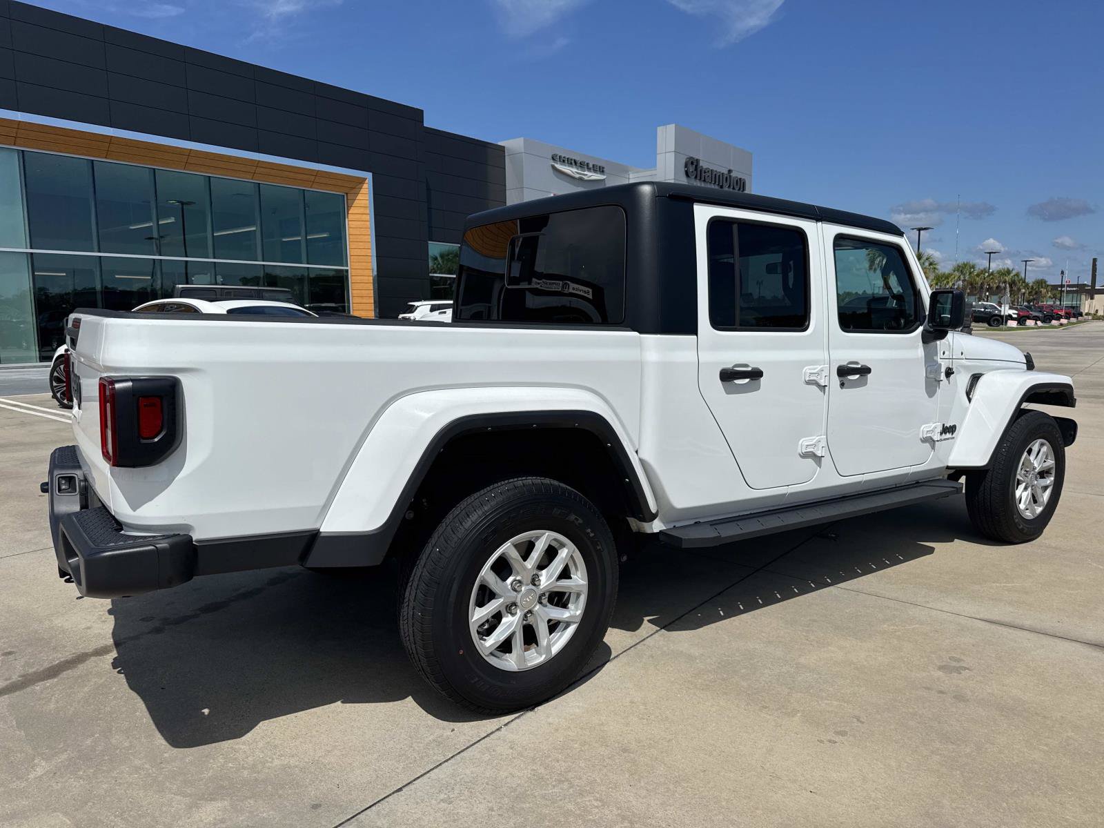 Used 2023 Jeep Gladiator Sport AWD/4WD image 7