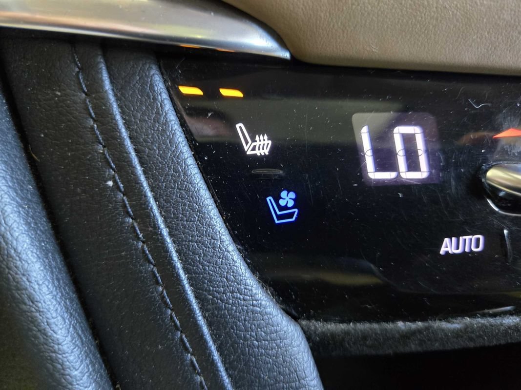 Used 2017 Cadillac XT5 Platinum w/ Driver Assist Package AWD/4WD image 22