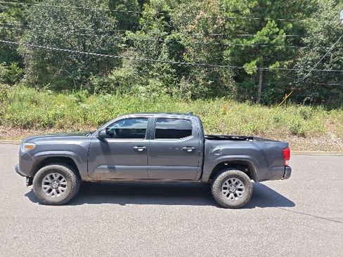 Used 2017 Toyota Tacoma SR RWD image 5