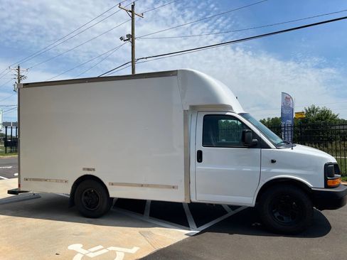 Used 2017 Chevrolet Express 3500 RWD image 7