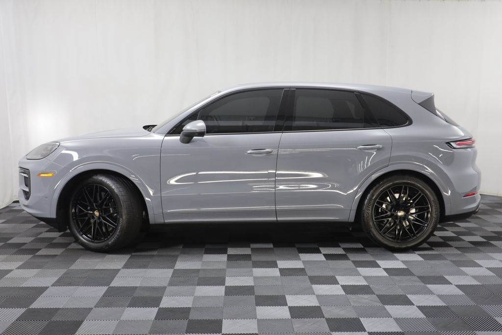 Used 2025 Porsche Cayenne AWD/4WD image 4