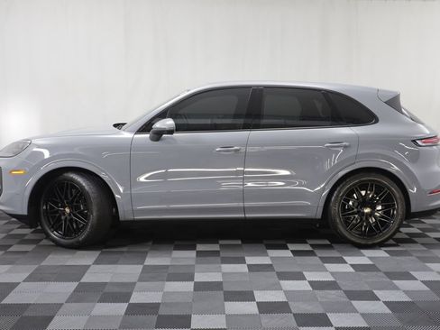 Used 2025 Porsche Cayenne AWD/4WD image 4