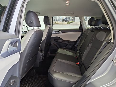 Certified 2025 Volkswagen Taos SE FWD image 13