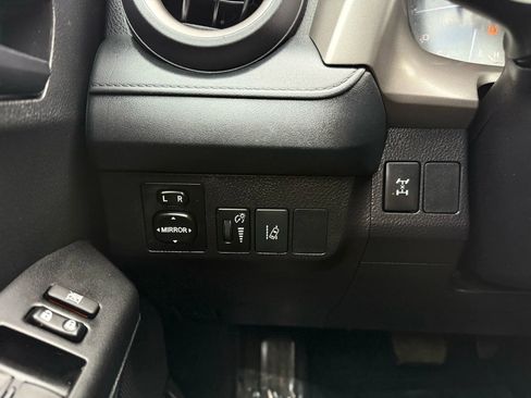 Used 2018 Toyota RAV4 LE image 27