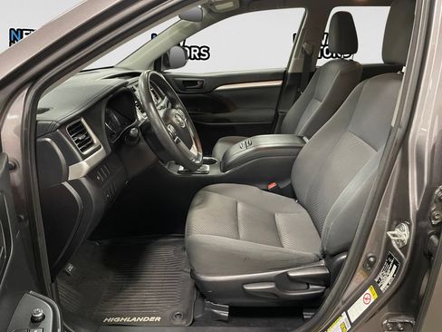 Used 2018 Toyota Highlander LE AWD/4WD image 9
