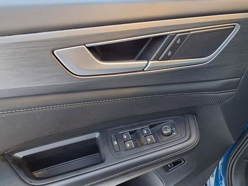 Used 2025 Volkswagen Atlas Cross Sport SE image 12