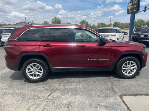 Used 2023 Jeep Grand Cherokee Laredo AWD/4WD image 5