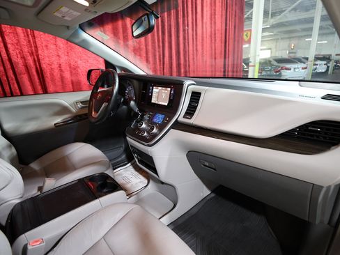 Used 2017 Toyota Sienna XLE image 6
