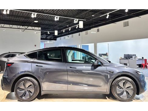 Used 2026 Tesla Model Y Long Range image 9