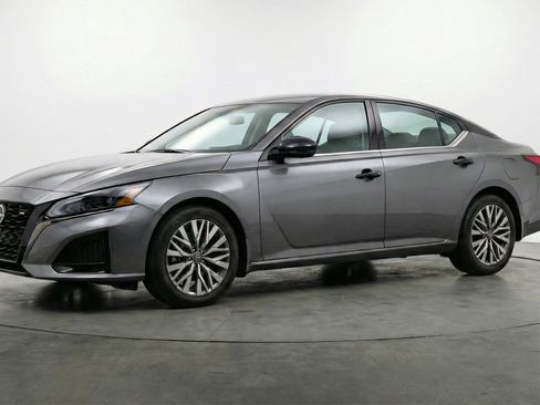 Used 2025 Nissan Altima 2.5 SV FWD image 3