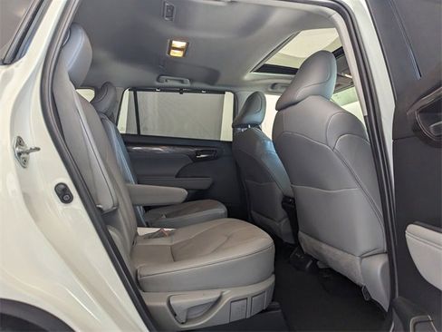 Used 2023 Toyota Highlander L image 18