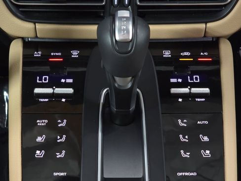 Used 2025 Porsche Macan AWD/4WD image 19