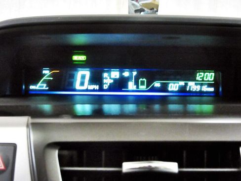 Used 2017 Toyota Prius V Three image 16