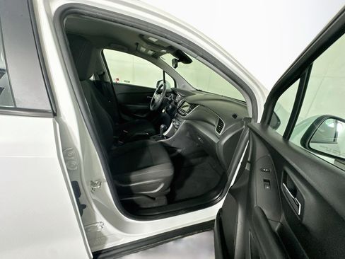 Used 2018 Chevrolet Trax LS FWD image 30