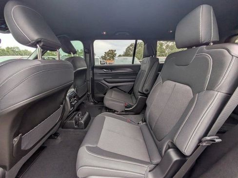 New 2025 Jeep Grand Cherokee L Laredo image 12