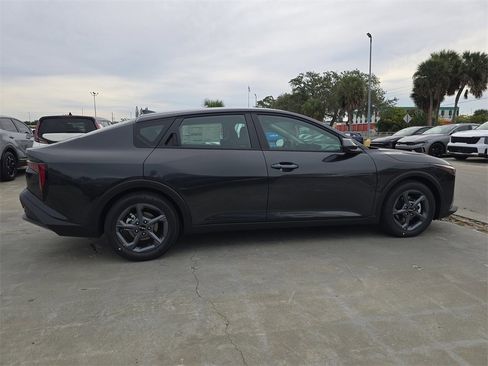 New 2025 Kia K4 LXS image 10