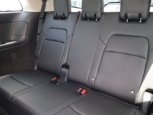 Used 2023 Nissan Pathfinder SL AWD/4WD image 16