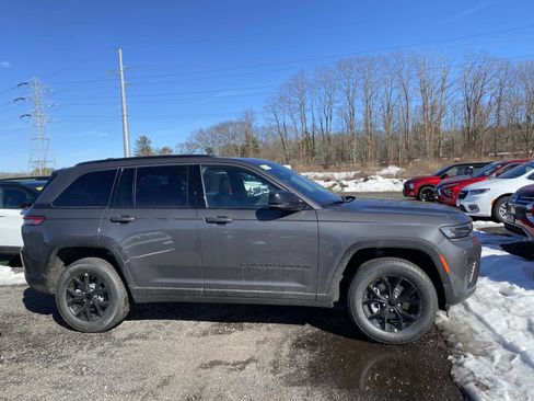 New 2026 Jeep Grand Cherokee Altitude image 2