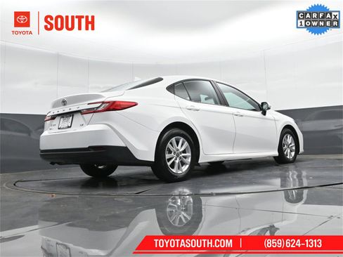 Used 2025 Toyota Camry LE image 32