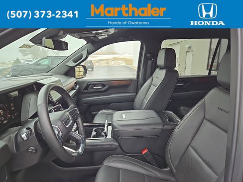 Used 2025 GMC Yukon XL Denali image 9