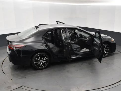 Used 2024 Toyota Camry SE image 6