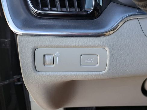 Used 2019 Volvo XC60 T6 Momentum w/ Multimedia Package image 31