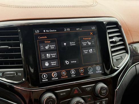 Used 2020 Jeep Grand Cherokee Overland AWD/4WD image 26