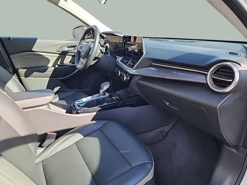 Used 2024 Chevrolet Trax ACTIV w/ Sunroof Package image 13