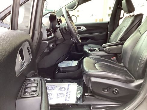 Used 2021 Chrysler Pacifica Touring-L w/ Uconnect Theater Family Group image 34